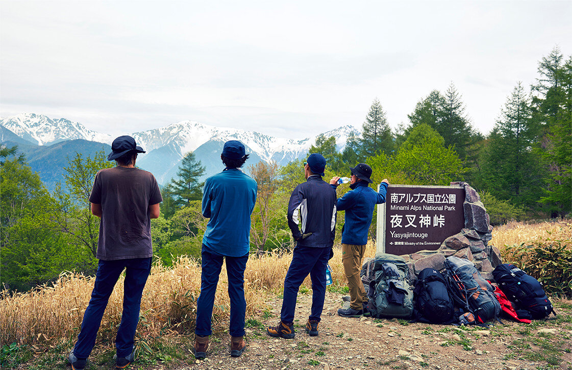 夜叉神峠から望む北岳の雄姿に見惚れる