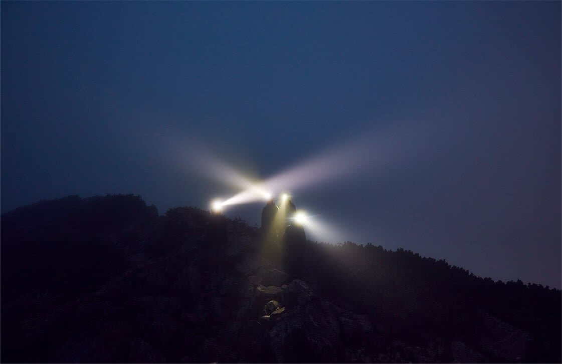 早朝の濃霧で心淀むも、一瞬の超絶景に前途を祝す