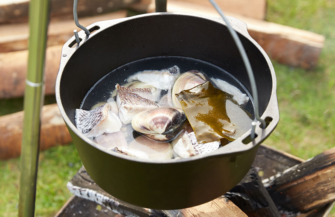 Step3 食材は一気に鍋へ！水から煮込むのが鉄則