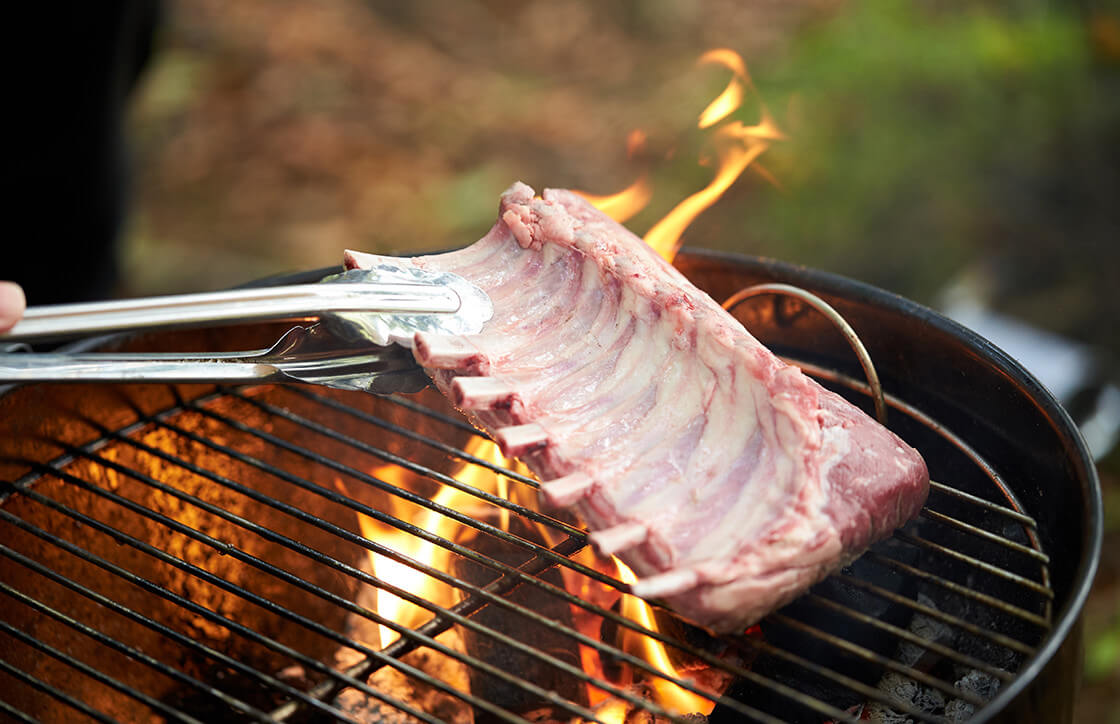 Step2 表面の焼き入れは強火で一気に。豪快な炎は野外料理の見せ場！