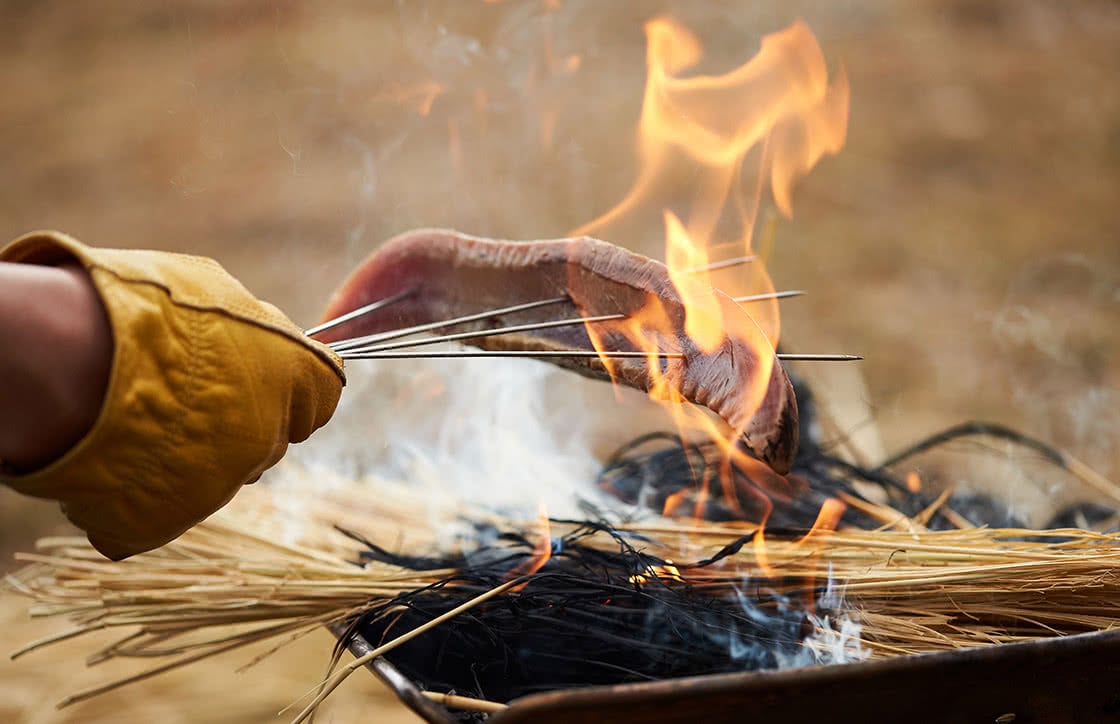 Step1 インドカレーに日本の心。カツオをボワっとわら焼きに