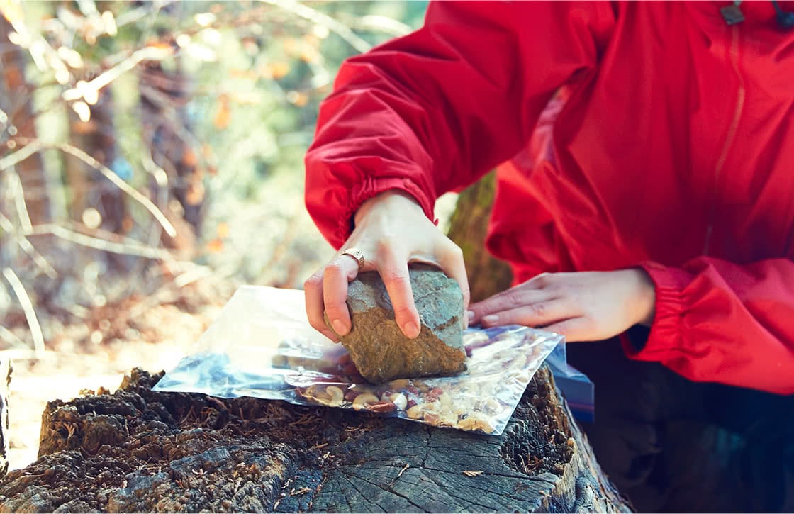 Step2 ミックスナッツは石でゴリゴリ。登山女子らしい手荒なお作法が粋