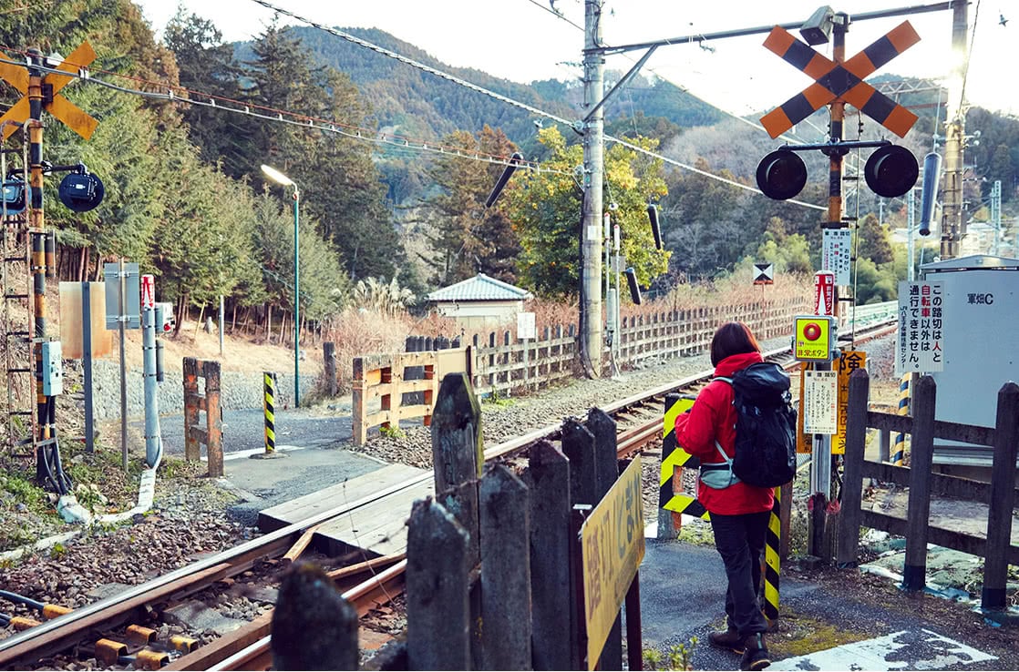 舞台は東京都青梅市にある岩茸石山。まずは登山届を提出し、線路の向こうに待つ登山道を目指す。