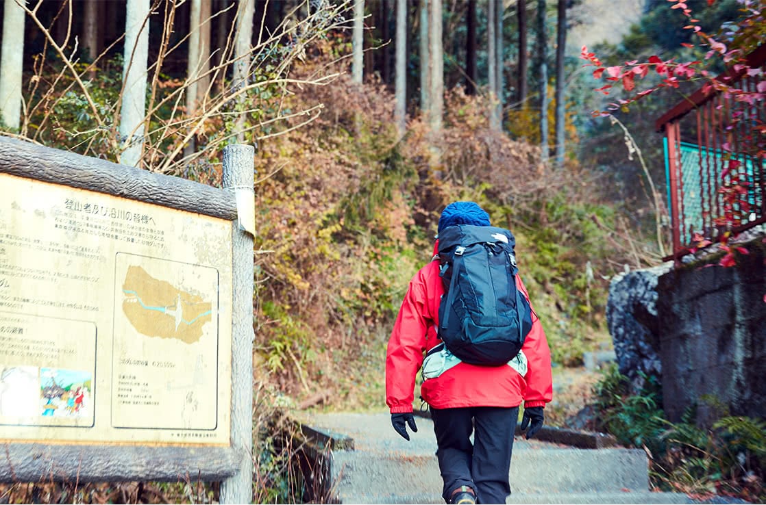 徐々に温まってきたところで、登山道入口に到着。