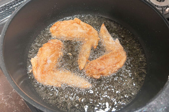 フライパンに揚げ油を中火で熱し、2をカリッとするまで両面4〜5分ずつ揚げる。(170℃)