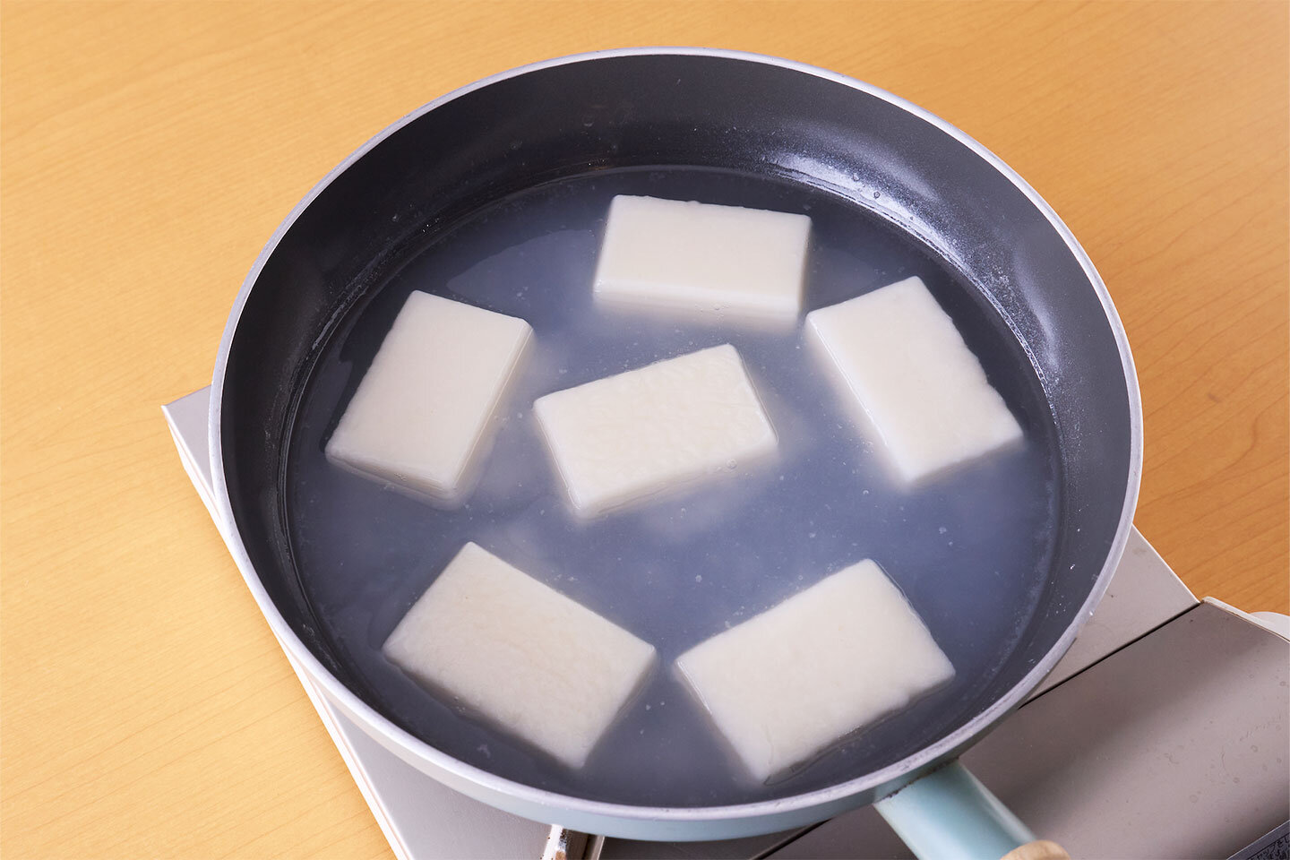 ゆで餅にするのもおすすめです。<br>フライパンに餅と水を入れて中火にかけ、水からゆで始めます。様子を見て上下を返しながら、好みのやわらかさになるまでゆでてください。